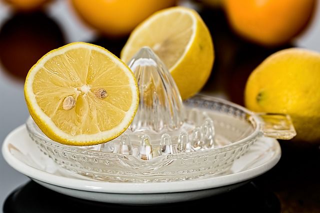 Acqua calda e limone fa dimagrire?