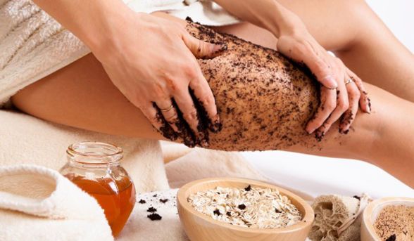 Il peeling corpo e lo scrub corpo fai da te per combattere la ritenzione idrica