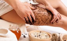 il peeling corpo e lo scrub corpo fai da te per combattere la ritenzione idrica