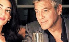 la moglie di george clooney insicura sul peso