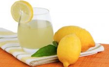 la bevanda depurativa e bruciagrassi al limone