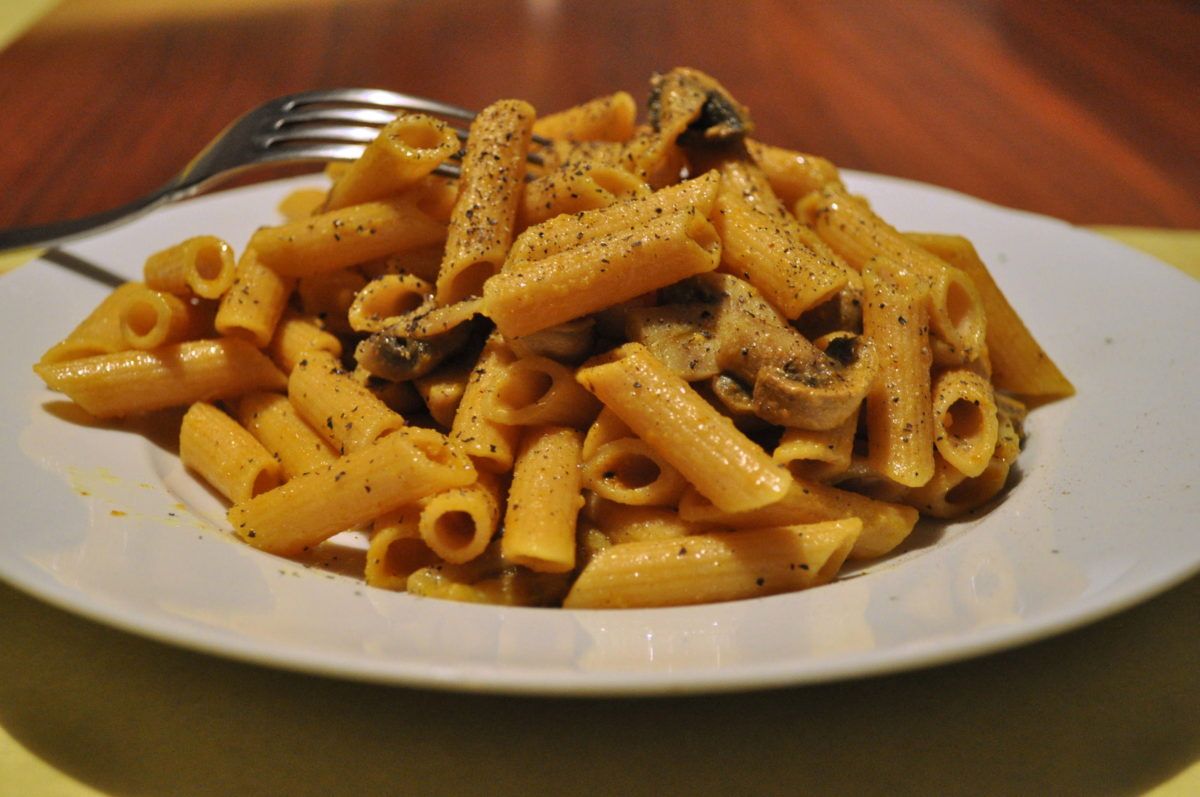 Pasta Young Zone con salsa di curcuma e funghi