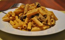 pasta young zone con salsa di curcuma e funghi