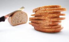 il pane fa ingrassare e come mangiarne meno