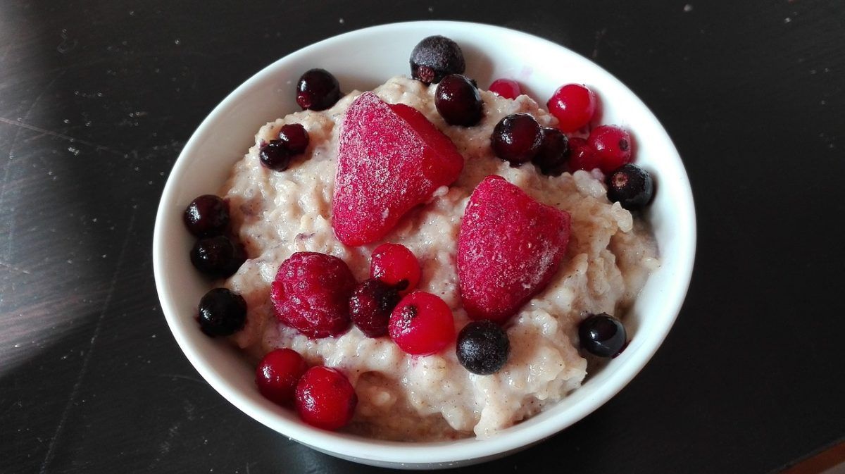 Colazione dietetica e sana con il porridge al saraceno