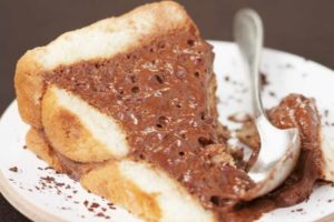 Torta cachi e cacao senza cottura: solo 190 calorie a fetta