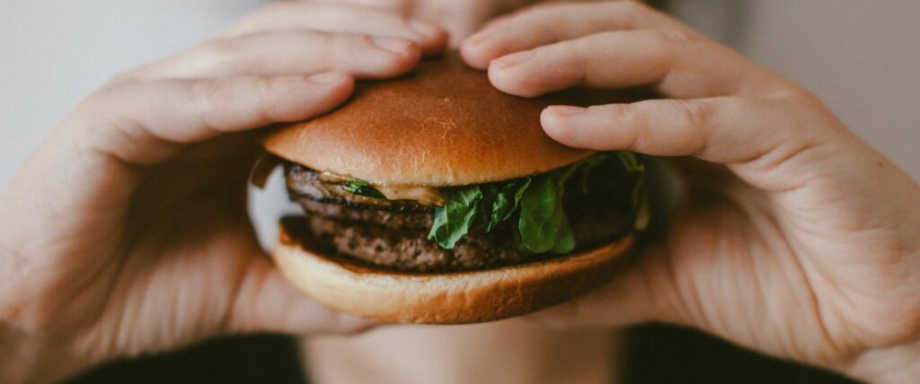 Persona che mangia junk food