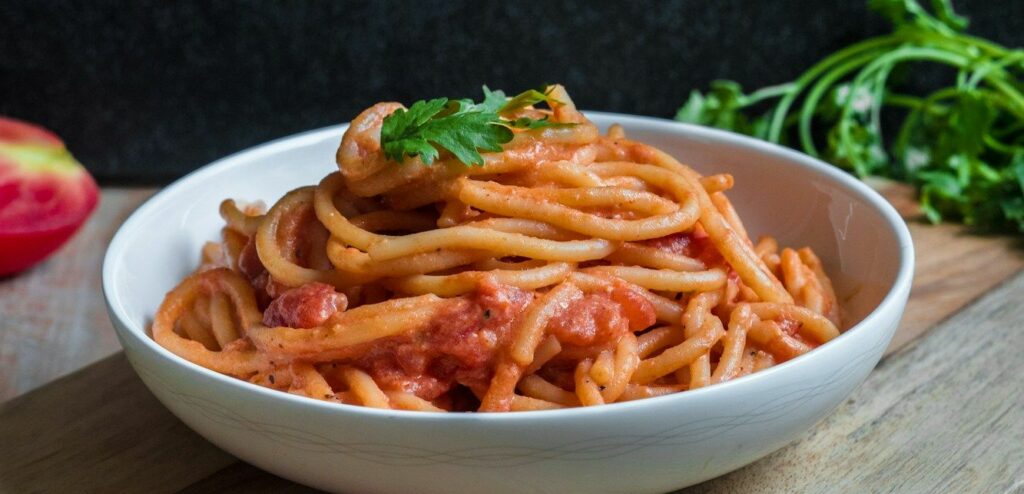 piatto di pasta corta al sugo