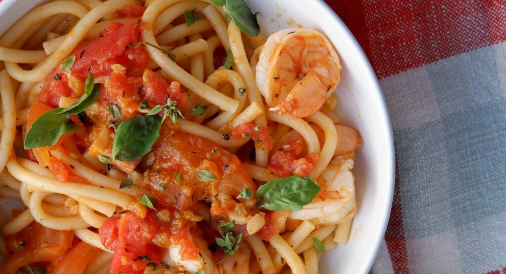 Pasta condita con pomodoro e crostacei