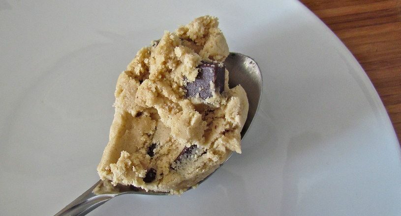 cucchiaio con impasto di biscotti