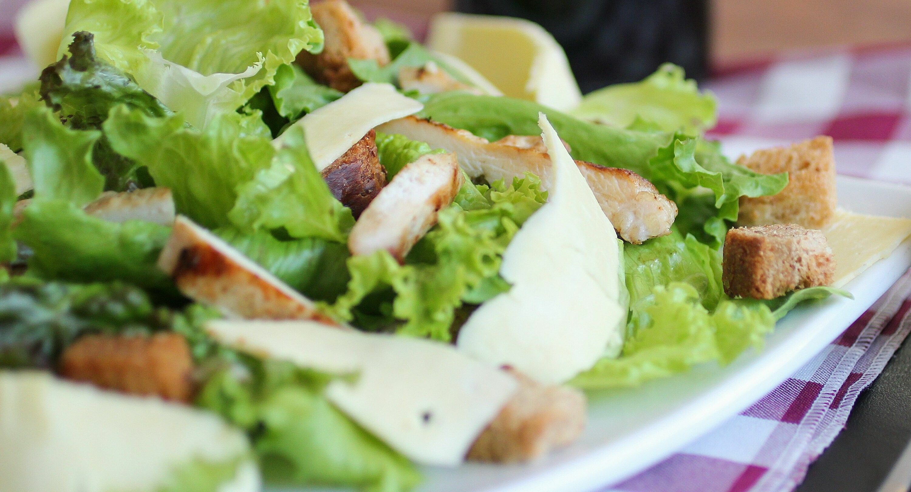 Insalata di pollo estiva: piatto unico fresco e leggero