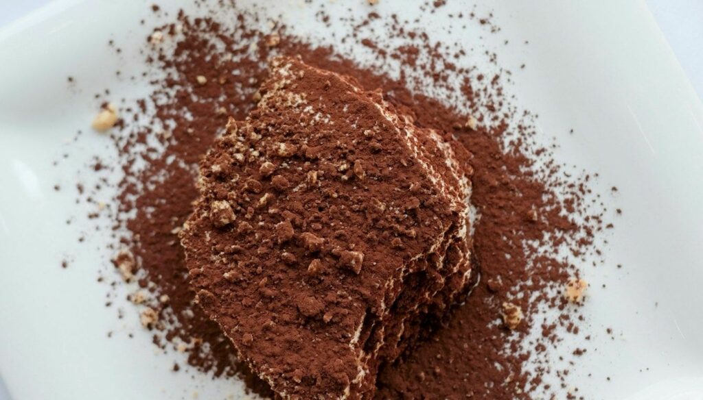 Piatto con dolce al cacao