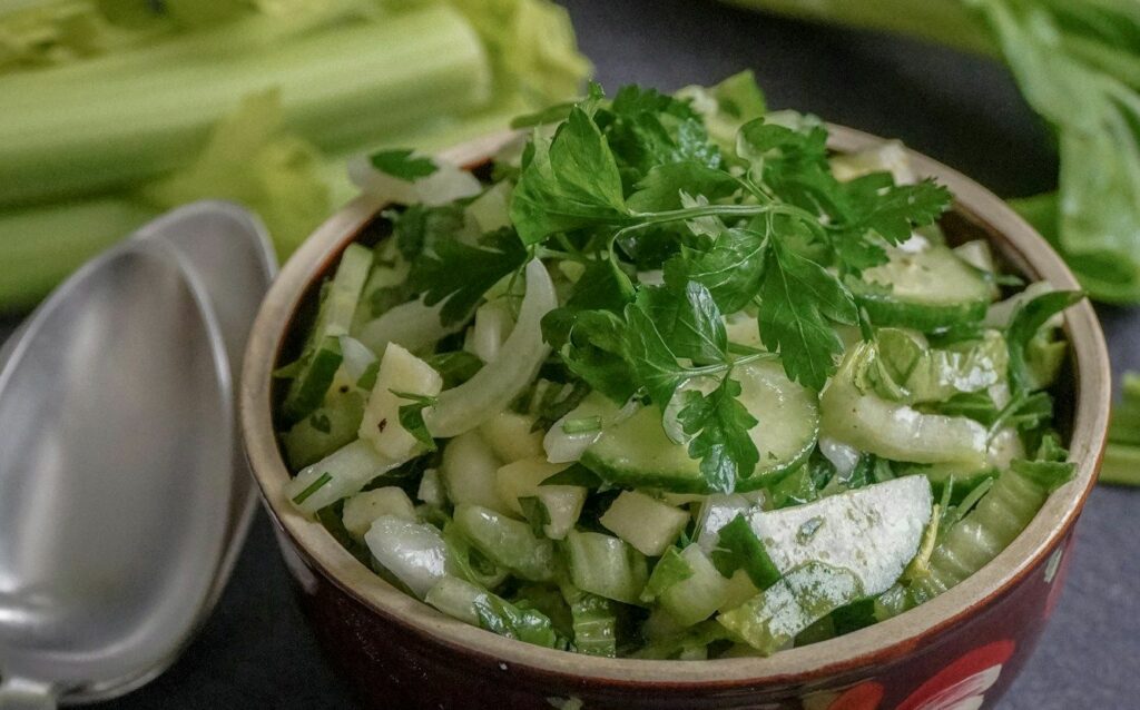 insalata con cetrioli in una coppa