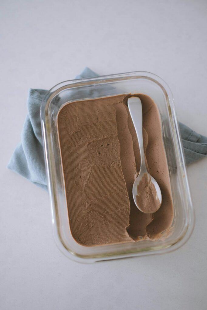 contenitore con mousse al cioccolato