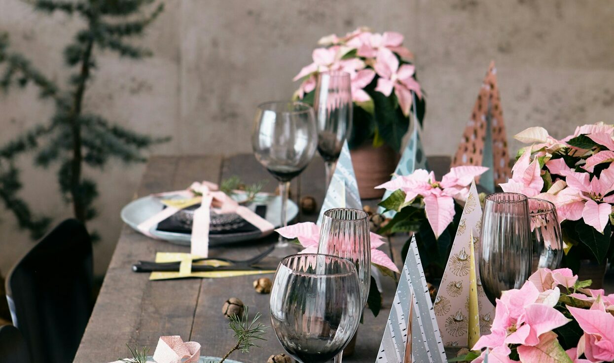 tavola addobbata per le feste di natale, in rosa