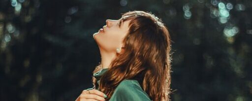 foto di donna che guarda in alto