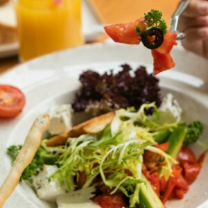 insalata di verdure su un piatto con grissino