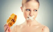 dieta drastica per le figlie padre rischia il carcere