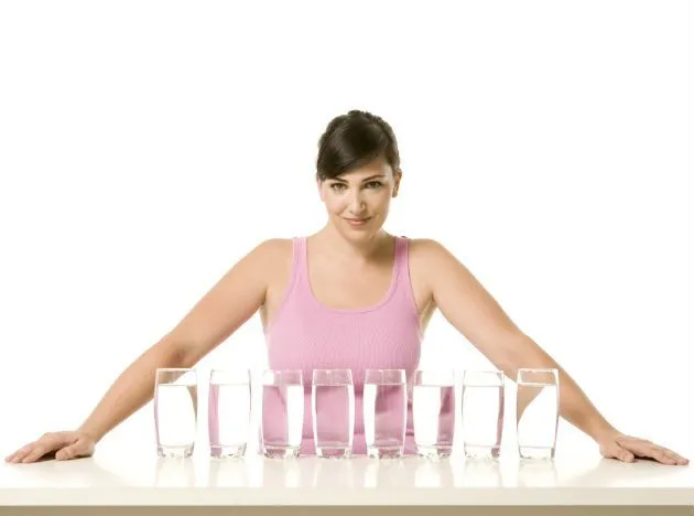 Quanta acqua bere? La leggenda degli 8 bicchieri di acqua al giorno