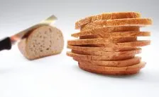il pane fa ingrassare e come mangiarne meno