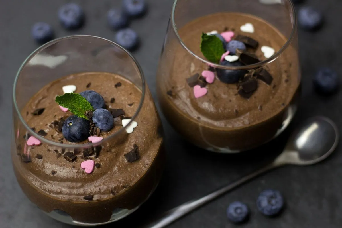 Mousse di cioccolato all’avocado: la ricetta estiva