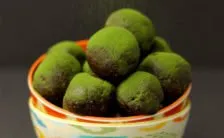 palline di cioccolato e te matcha lo snack antiossidante
