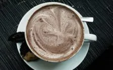 una cioccolata calda light e cremosa da 40 calorie a tazza