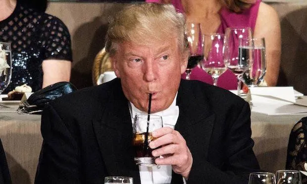 La coca cola fa male? Il presidente Trump ne beve 12 lattine