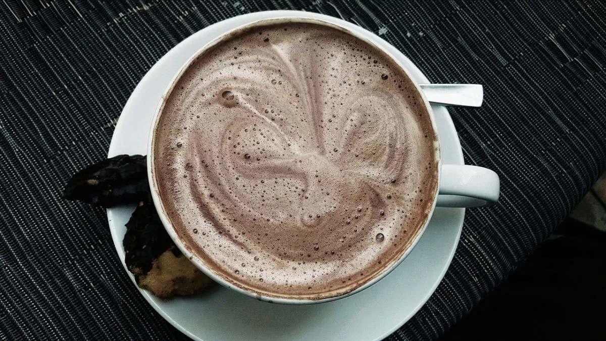 Una cioccolata calda light e cremosa da 40 calorie a tazza