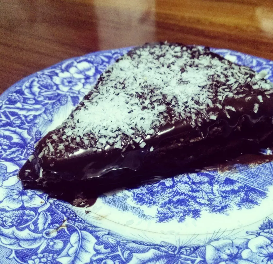 Torta al cocco e cioccolato low carb con glassa al cacao