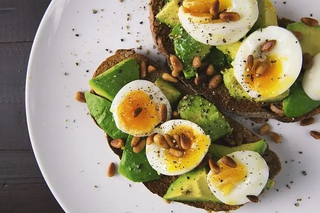 Avocado toast: il pranzo veloce, dietetico e bilanciato