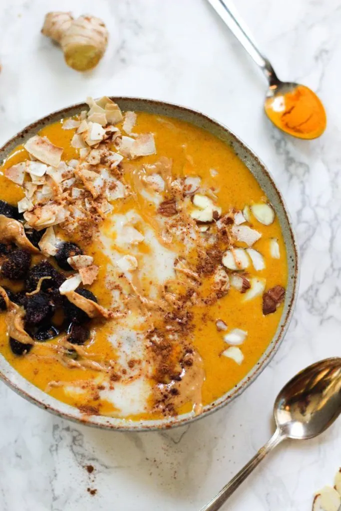 la vellutata light e detox con patate dolci e curcuma