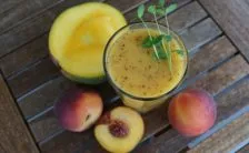 due frullati light alla pesca perfetti per colazione