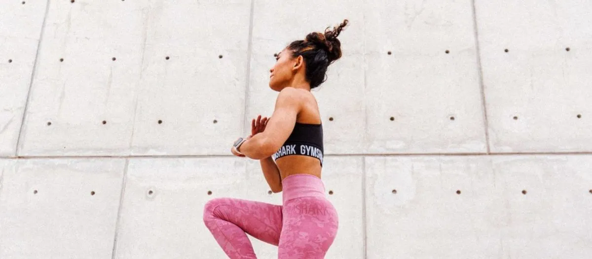 allenare gli addominali in piedi