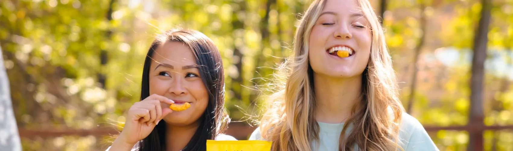 donne che mangiano patatine