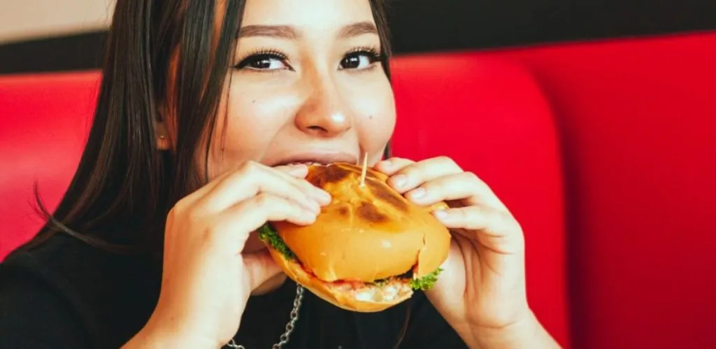 donna-che-mangia donna che mangia