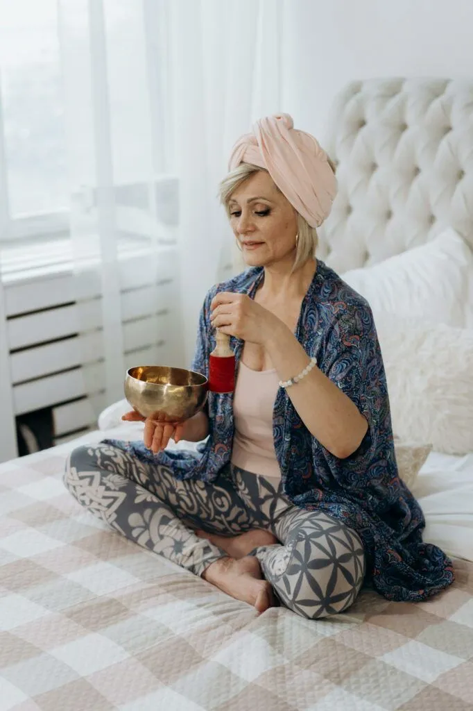 donna in salute anziana donna che fa pratiche di meditazione