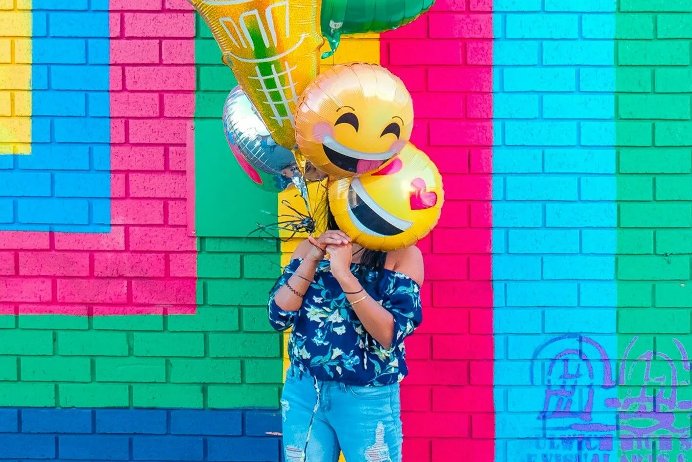 donna con palloncini colorati