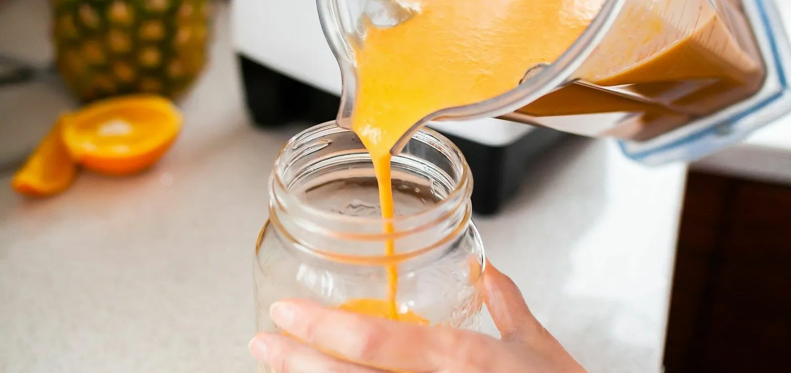 preparazione di un frullato di frutta