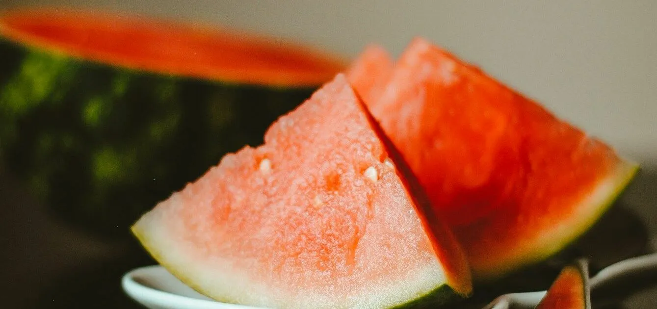 due fette di anguria sul piatto