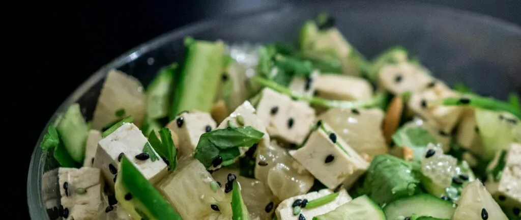 piatto di cetrioli e tofu vegetali e formaggio in ciotola di vetro