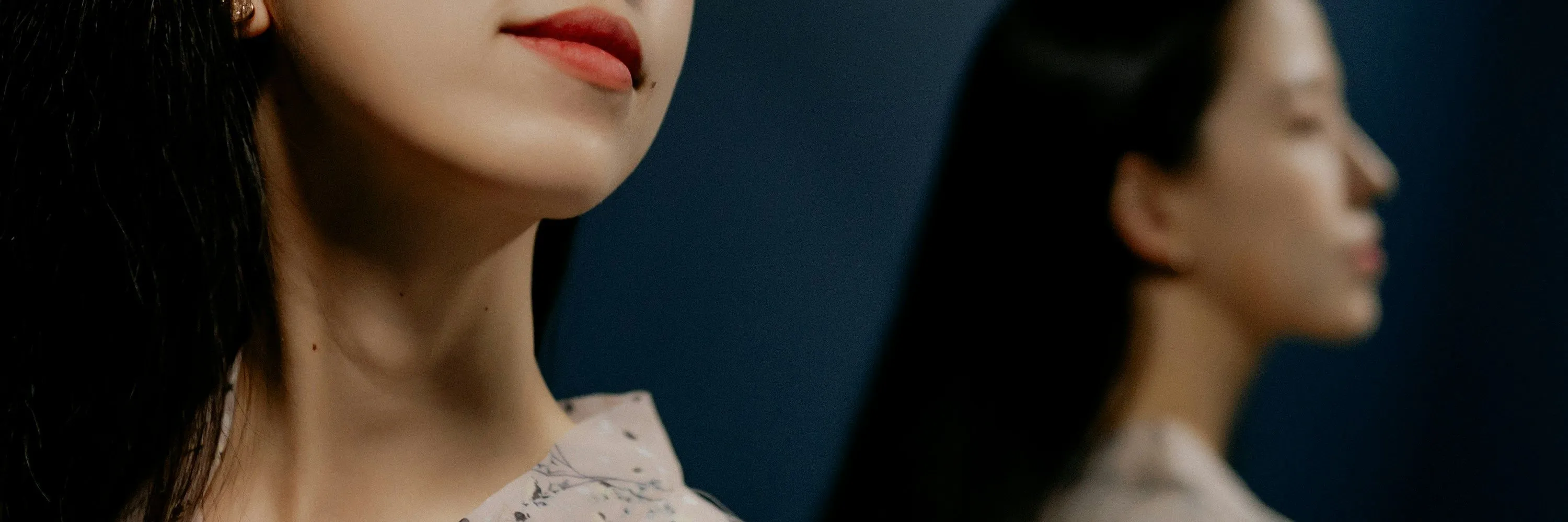 particolare di donna allo specchio