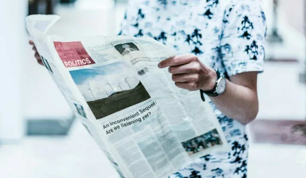 Rassegna stampa notizie Persona che legge il giornale