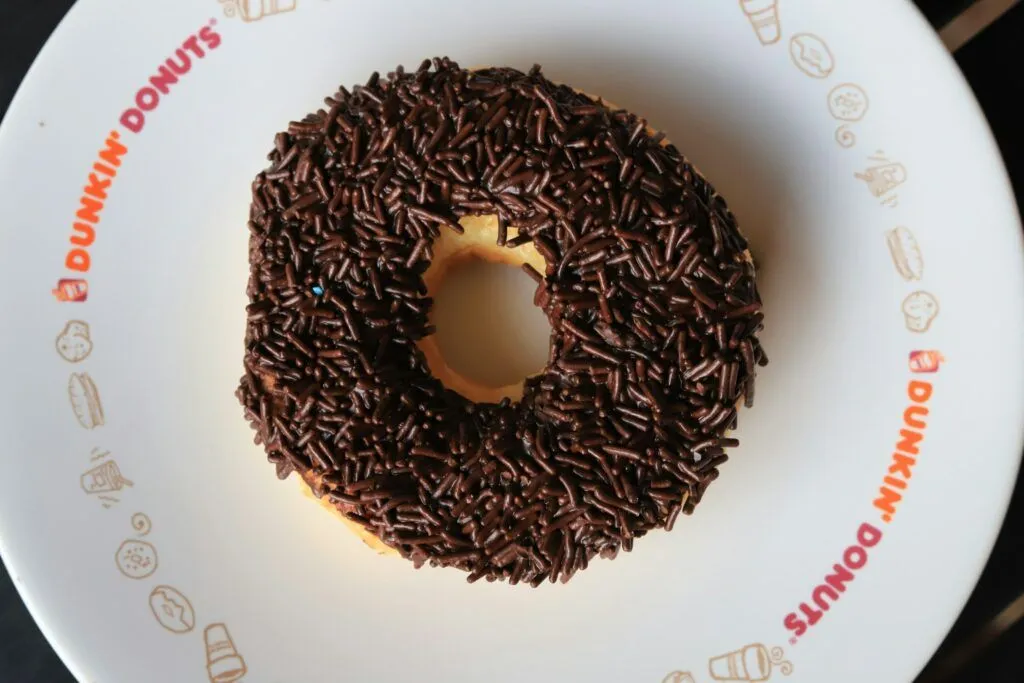 foto per articolo su errore qualitativo diete ciambella al cioccolato su un piatto