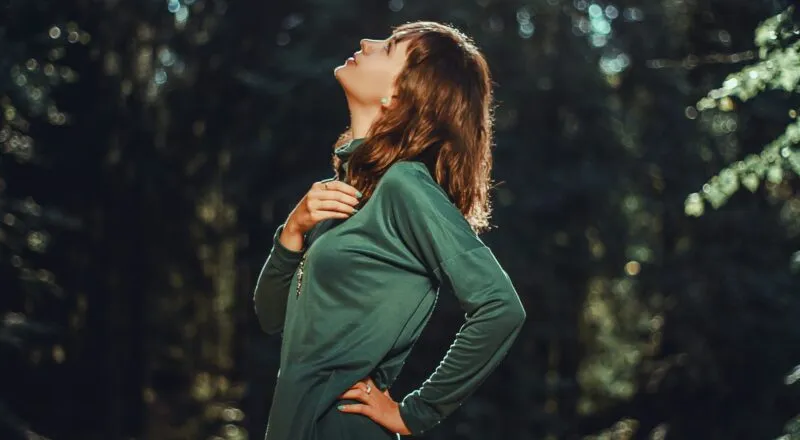 foto di donna che guarda in alto