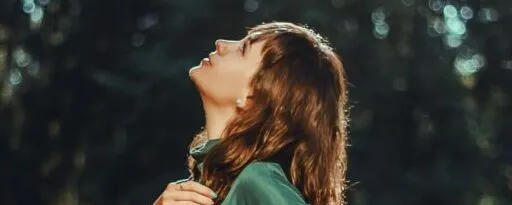 menopausa sintomi foto di donna che guarda in alto