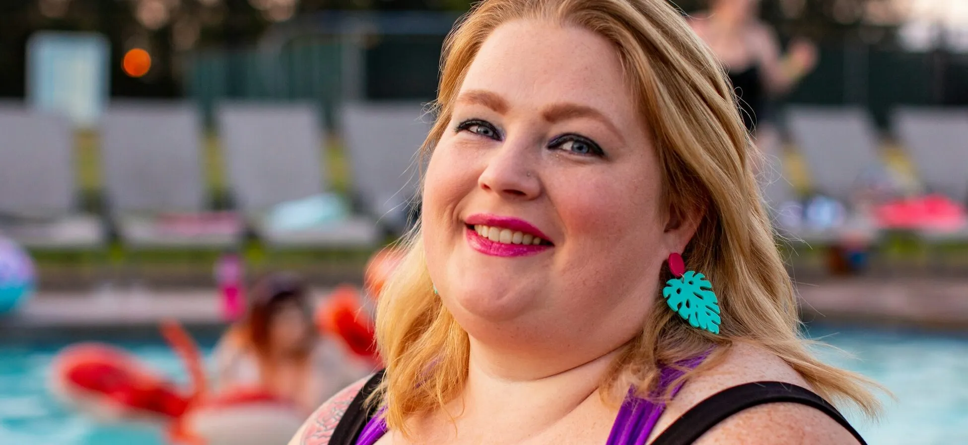 donna oversize in piscina con costume