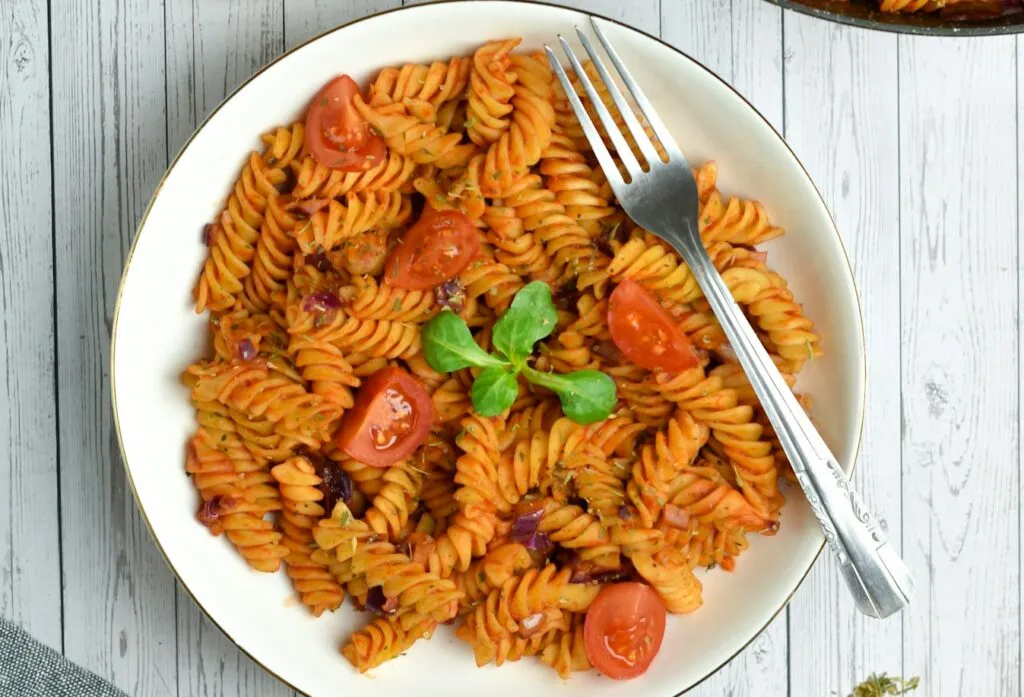 piatto di pasta con salsa di pomodoro